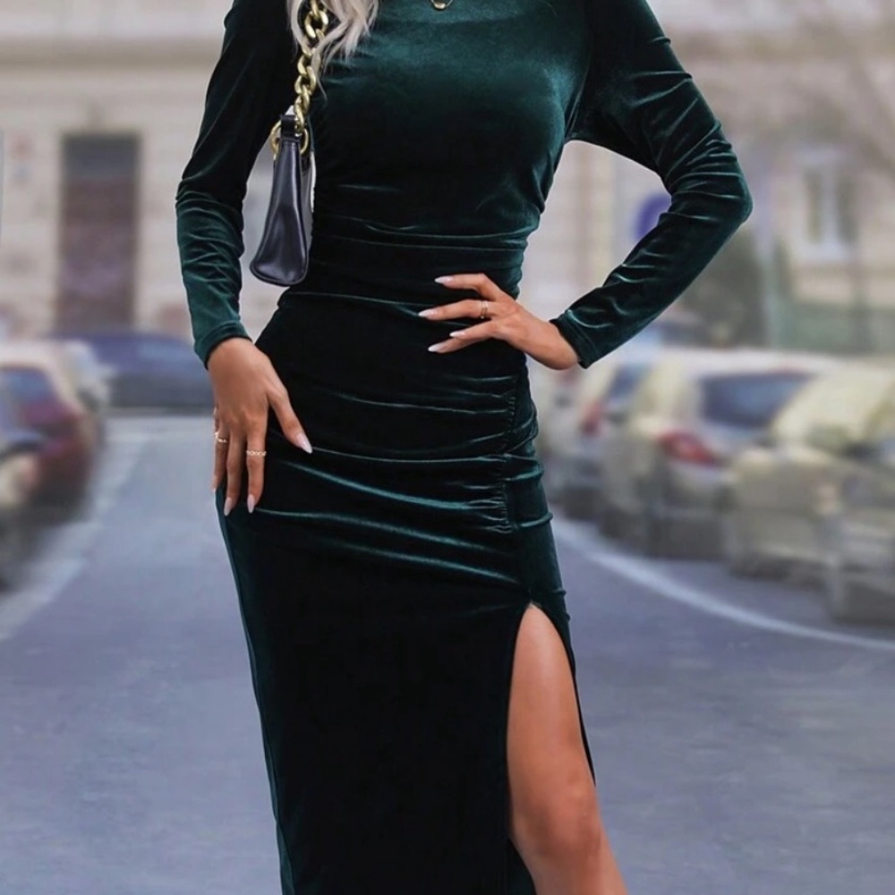 Elegant Velvet Midi Dress in Deep Green
